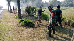 Babinsa Koramil 0816/09 Krian Serda Suhendri Hadiri Kegiatan Karya Bakti Bersama Masyarakat Desa Barengkrajan untuk Pembersihan Lingkungan