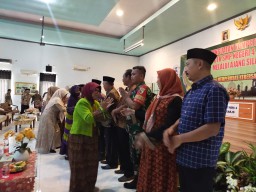 Babinsa Suko Koramil 0816/01 Sidoarjo halal bihalal dengan keluarga besar SMPN 4 Sidoarjo.