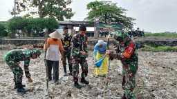 Tingkatkan Ketahanan Pangan, Anggota Koramil 0816/11 Tarik Bersama Warga Desa Klantingsari Tanam Jagung