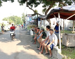 Babinsa Koramil 0816/09 Krian Beraksi Bersama Warga, Bersihkan Saluran Air untuk Kesejahteraan Desa Barengkrajan
