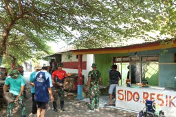 Hari Ke-3 Satgas TMMD ke-120 Kodim 0816/Sidoarjo bersama masyarakat bersatu bongkar rumah Bu Umami