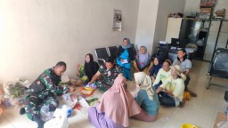 Suasana Hangat antara Satgas TMMD dan Warga Desa, Memasak Bersama Sebagai Momentum Kebahagiaan