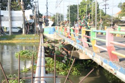 Bersama Semangat dan Kerja Keras, Satgas TMMD ke-120 Kodim 0816/Sidoarjo Sosialisasikan Kebersihan Dam Sungai Mangetan Kanal