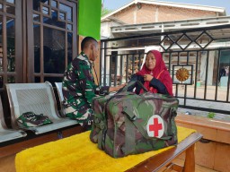 Kemanusiaan TNI, Ibu Sutinah Dapat Bantuan Kesehatan di Posko TMMD