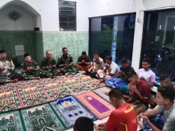 Kebersamaan dan Spiritualitas Satgas TMMD dalam Sholat Maghrib Berjamaah di Desa Penambangan