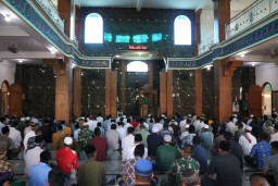 Anggota Satgas TMMD dan Warga Desa Penambangan Gelar Sholat Jum'at Berjemaah di Masjid Jami' Baitur Ridlwan