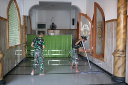 Satgas TMMD ke-120 Kodim 0816/Sidoarjo Bersihkan Masjid Jami' Baitur Ridlwan, Bantu Warga Desa Penambangan