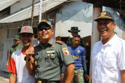 Kedekatan Humanis, Dansatgas TMMD ke 120 Kodim 0816/Sidoarjo menyatu dengan warga Desa Penambangan dalam TMMD ke-120