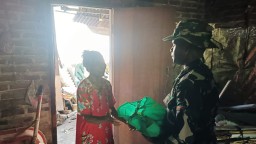 Kebersamaan dalam Kepedulian, Satgas TMMD ke-120 dan Baznas Kab. Sidoarjo Salurkan Bantuan Sembako di Desa Penambangan