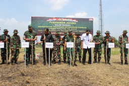 Dukung Program Ketahanan Pangan, Tim Wasev TMMD ke 120 Mabesad Bersama Plt Bupati Sidoarjo lakukan penanaman jagung