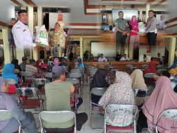 Babinsa & Bhabinkamtibmas Kelurahan Kebaron Melaksanakan Pendampingan Serta Monitoring Penyaluran Bansos Bantuan Pangan Beras