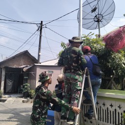 Gotong Royong Satgas TMMD dan Warga Desa Penambangan: Terangi Malam dengan 10 PJU Baru