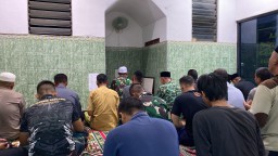 Anggota Satgas TMMD Gelar Sholat Magrib Berjama'ah dan Yasinan di Musholla Balai Desa Penambangan