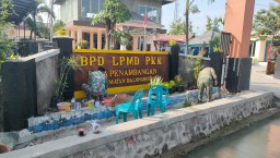 Satgas TMMD ke-120 Kodim 0816/Sidoarjo Percantik Desa Penambangan dengan Pengecatan dan Penanaman Pohon