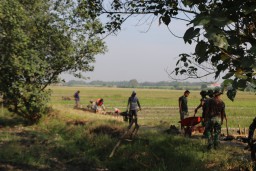 Satgas TMMD ke-120 Kodim 0816/Sidoarjo Bersama Warga Bangun Plengsengan Pengairan Sawah