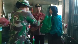 Satgas TMMD ke-120 Kodim 0816/Sidoarjo Menyapa dengan Hangat, Masuk Dapur dan Berbagi Sembako di Desa Penambangan