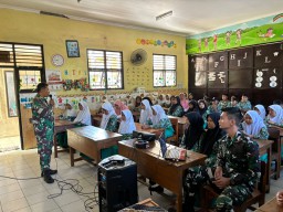 Satgas TMMD ke-120 Kodim 0816/Sidoarjo Tanamkan Wawasan Kebangsaan dan Bela Negara kepada Anak-anak SD Penambangan