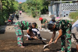 Satgas TMMD ke-120 Kodim 0816/Sidoarjo Percepat Pavingisasi Jalan, Tingkatkan Kualitas Hidup Warga Desa Penambangan