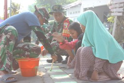 Satgas TMMD Kodim 0816/Sidoarjo dan Warga Desa Penambangan Bersatu dalam Kegiatan Pembersihan dan Pengecatan Lingkungan