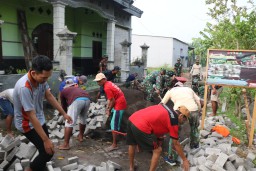 Keceriaan Warga Desa Penambangan Sambut Paving Baru dari Satgas TMMD Kodim 0816/Sidoarjo