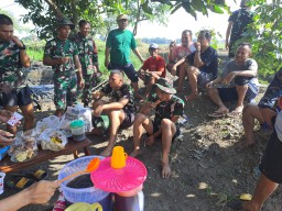 Keakraban dan Kebersamaan TNI dengan Warga Desa Penambangan di Waktu Istirahat