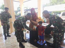Menyentuh Hati Warga dengan Layanan Kesehatan, TNI Bersama Bidan Desa dan Kader Posyandu Gelar Posyandu di Desa Penambangan
