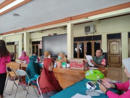 Wujudkan Balita Sehat, Babinsa Dampingi Petugas Berikan Layanan Posyandu
