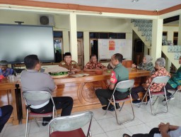 Babinsa 0816/05 & Bhabinkamtibmas Menghadiri Tasyakuran Bapak Kades Kebaron