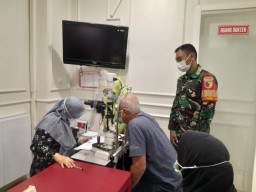 Anggota Koramil 0816/14 Taman Dampingi Kegiatan Bakti Sosial Kesehatan Operasi Katarak dan Pterigium.