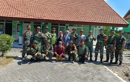 Koramil 0816/13 Wonoayu Bersama Warga Desa Plaosan Gelar Aksi Bersih-Bersih Puskesmas Pembantu