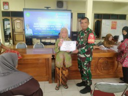Babinsa Koramil 05 Tulangan Serma Edi Monitoring Penyaluran Bantuan Langsung Tunai Dana Desa (BLT-DD) Tahun 2024