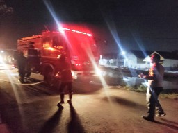 Kepedulian Babinsa Bantu Padamkan Kebakaran Rumah Warga