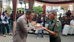 SINERGITAS ~ Danramil 0816/05 Kapten Inf Moh Said Beserta Anggota Beri Ucapan Selamat HUT Polri Ke-78 Di Mapolsek Tulangan