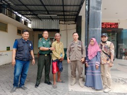 Peduli Kesehatan ODGJ, Peltu Lukman.N Babinsa Koramil 05/Tulangan, Bantu Evakuasi Ke Rumah Sakit Jiwa Menur Surabaya