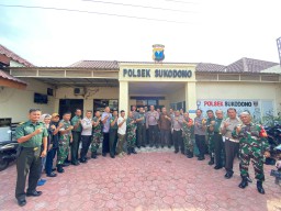 Danramil 0816/15 Sukodono Bersama Muspika Berikan Ucapan Selamat HUT Bhayangkara Ke-78
