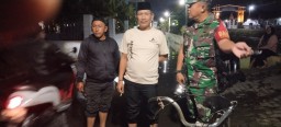 Peltu Lukman Babinsa Koramil 0816/05 Tulangan Melakukan Pemantauan Luapan Air Sungai di Desa Binaan
