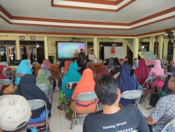 Babinsa Dampingi Pemdes Kebaron Dalam Menyerahkan Bansos Daging Ayam Kepada Warga