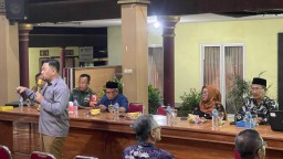 Pererat Sinergitas, Peltu Lukman Babinsa Koramil 05 Tulangan Hadiri Rembug dalam rangka membangun dan meningkatkan Sinergitas antara pemerintahan desa
