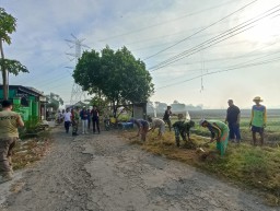 Anggota Koramil 05 Tulangan Bersama, Polsek Tulangan & Pemerintah Desa Grabagan Beserta Segenap Elemen Masyarakat Melaksanakan Karya Bakti