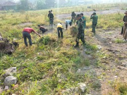 Koramil 0816/07 melaksanakan giat Sidoarjo Bersih dan Hijau di desa Wonomlati Kec. Krembung