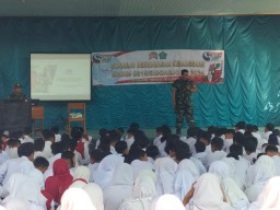 Babinsa Ramil 0816/07 Krembung Laksanakan giat Wasbang di SMPN 1 Krembung
