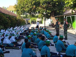 Menyongsong Tahun Ajaran Baru 2024-2025//MPLS Tanamkan Kedisiplinan, Babinsa Berikan Materi PBB Pada Siswa SMPN 1 Tulangan