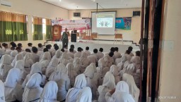 Danramil 0816/11 Tarik Berikan Materi Wasbang Kedisplinan Guna Menunjang MPLS Di SMAN 1 Tarik