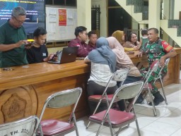 Pendampingan Babinsa Kepada Tim Disdukcapil Dalam Aktifasi & Verifikasi Data Digital Kependudukan Warga Desa