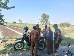 Babinsa Koramil 0816/12 Prambon Bersama PPL dan Kelompok Tani Pantau Saluran Irigasi di Desa Jati Alun Alun