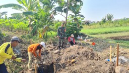 Sertu Rudianto Babinsa Kepuhkemiri Bantu Warga Bangun Rumah Pompa Air