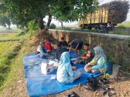 Dukung Program Pemerintah ~ Serma Misnan Babinsa Koramil 05 Tulangan Pendampingan Warga Dalam Pembuatan Sumur Bor Di Sawah