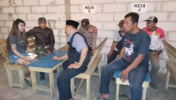 Serma Kudhori Babinsa 05/Tulangan Berkolaborasi Dengan Polsek Mendampingi Pemdes Modong Tertibkan Kafe Di Wilayah Binaan