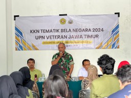 Bati Komsos 0816/01 Sidoarjo berikan motivasi mahasiswa UPN Veteran Surabaya yang KKN di wilayah binaan.