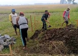 Tingkatkan Swasembada Pangan, Babinsa Koramil 0816/11 Tarik Dampingi Poktan Pembuatan Pompa Irigasi